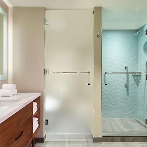 One-Bedroom Deluxe King Suite Partial Ocean View